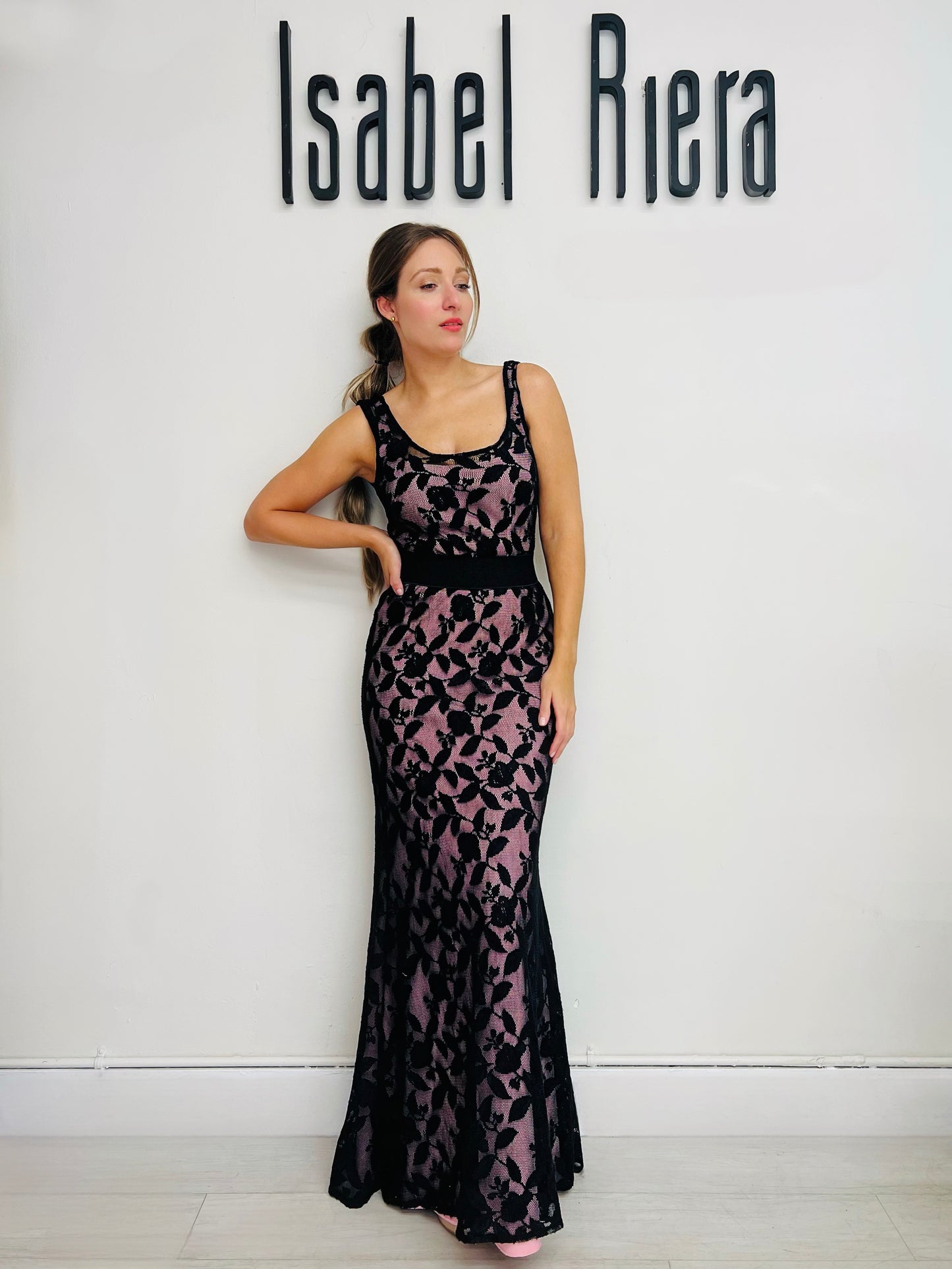 sleeveless lace dress